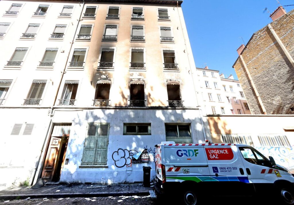 Drame à Lyon : trois suspects arrêtés, dont un pour assassinat, après l’incendie meurtrier d’un immeuble