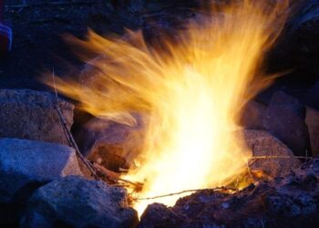 Un pyromane met le feu à son appartement à Toulouse : un bébé gravement blessé après l’incendie