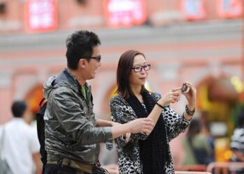 Violent choc frontal entre une voiture et une moto sur la voie rapide : un blessé en urgence absolue — Accident spectaculaire sur la voie rapide : une collision frontale entre une voiture et une moto fait un blessé grave Violent choc frontal entre une voiture et une moto sur la voie rapide : un blessé en urgence absolue — Accident spectaculaire sur la voie rapide : une collision frontale entre une voiture et une moto fait un blessé grave