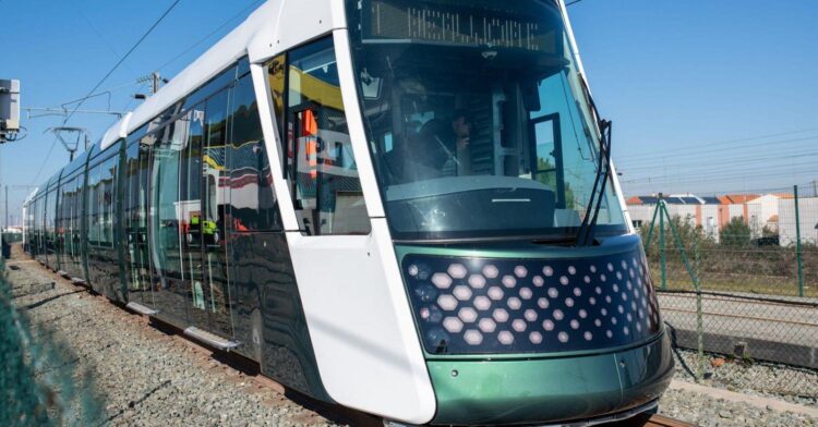 À Nantes, un adolescent de 13 ans agressé dans un tramway : sa casquette et ses AirPods lui sont volés À Nantes, un adolescent de 13 ans agressé dans un tramway : sa casquette et ses AirPods lui sont volés