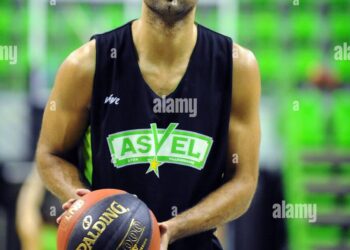 Tony Parker prend les commandes de l’équipe de France U17 et débute sa carrière d’entraîneur avec ambition Tony Parker prend les commandes de l’équipe de France U17 et débute sa carrière d’entraîneur avec ambition