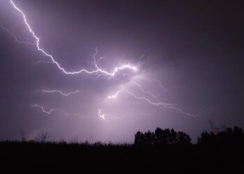 Un éclair explosif secoue Toulouse avec une intensité spectaculaire