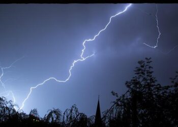 Un éclair tonitruant secoue le sud-est de Toulouse, entendu dans toute l’agglomération — Un éclair fracassant illumine le ciel du sud-est de Toulouse, entendu à travers toute l’agglomération Un éclair tonitruant secoue le sud-est de Toulouse, entendu dans toute l’agglomération — Un éclair fracassant illumine le ciel du sud-est de Toulouse, entendu à travers toute l’agglomération