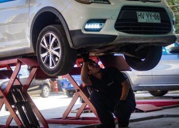Camion-benne hors de contrôle s’encastre dans une propriété au sud de Nantes : deux blessés