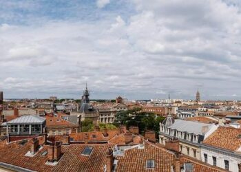 À Toulouse, la gare Matabiau s’illumine en bleu pour célébrer le centenaire du Bleuet de France
