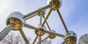 Bruxelles soutient les efforts de la France pour réduire son déficit, mais reste prudente à l’horizon 2026