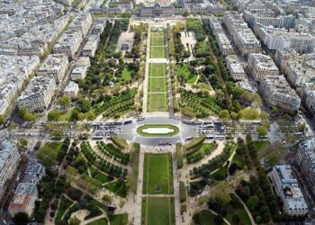 Les Champs-Élysées s’illuminent grâce à la magie d’ICI Paris Île-de-France ! Les Champs-Élysées s’illuminent grâce à la magie d’ICI Paris Île-de-France !