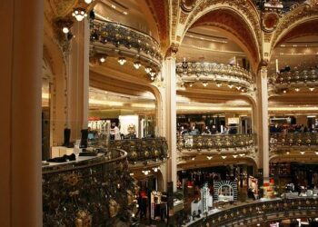 Plongez dans l&rsquo;histoire captivante des Galeries Lafayette de Bordeaux à travers des images inédites