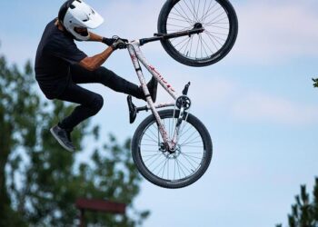 Tragédie dans le Finistère : une cycliste décède après une collision avec un engin agricole
