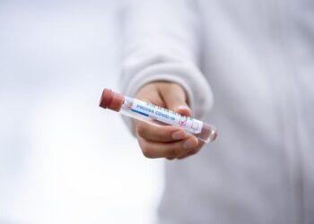 Coronavirus : 365 décès en 24 heures en France, dont une jeune fille de 16 ans en Île-de-France

Engaging rewrite:  
Tragedy Strikes France: 365 Coronavirus Deaths in 24 Hours, Including a 16-Year-Old Girl in Île-de-France