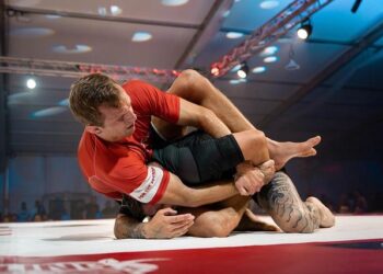 « Je sais que t&rsquo;as pas mal ! » : une vidéo choc d&rsquo;un coach de MMA frappant des enfants déclenche une vive polémique