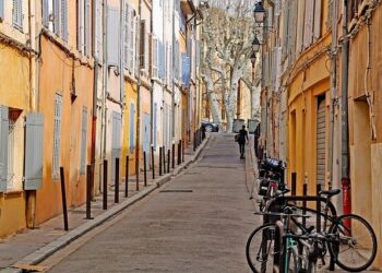 3 Restaurants Incontournables à Découvrir en France, de Dol-de-Bretagne à Montpellier via Quissac
