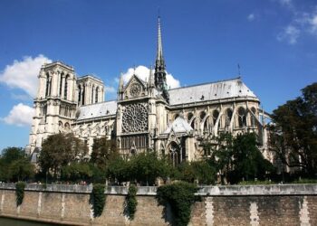 Plusieurs enquêtes lancées après la mort d&rsquo;une jeune femme à Paris, son conjoint en garde à vue