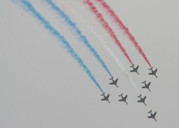 Découvrez pourquoi les avions de la Patrouille de France vont survoler Toulouse !