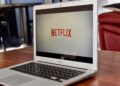 Ce film avec Jonathan Cohen et Camille Chamoux explose dans le top 3 Netflix en France aujourd&rsquo;hui !
