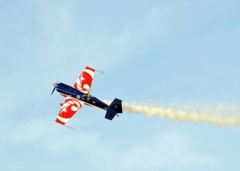 Découvrez pourquoi la Patrouille de France a enflammé le ciel de Nice avec ses fumigènes ce lundi matin !