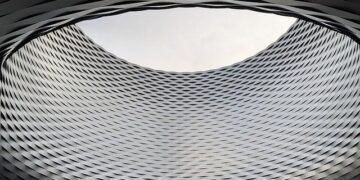 Art Basel Paris : un reflet saisissant des inégalités qui divisent la France et l’Europe